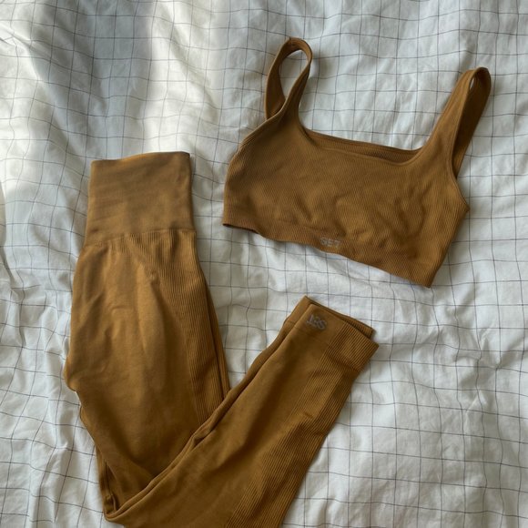 Set Active Box Cut Bra and Leggings in Glow, Size Small - Picture 2 of 6